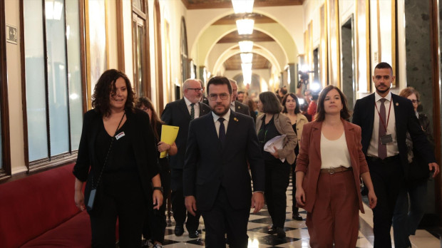 El presidente de la Generalitat de Cataluña, Pere Aragonès (c) y la portavoz de ERC en la Cámara Alta, Sara Bailac (d), a su llegada a la Comisión General de las Comunidades Autónomas, en el Senado, a 19 de octubre de 2023, en Madrid (España). En la Comisión, Aragonès defiende la amnistía y el referéndum. Antes de llegar,  se ha reunido con senadores catalanes de ERC, Junts y PSC, y posteriormente, se verá con los portavoces de Bildu en el Congreso y Senado. Esta comisión ha sido convocada por el Partido Popular, con la ausencia del Gobierno, con el fin de escenificar el rechazo a la amnistía de su poder territorial. 19 OCTUBRE 2023;COMUNIDADES AUTONOMAS;MADRID;LENGUA;SENADO Jesús Hellín / Europa Press (Foto de ARCHIVO) 19/10/2023