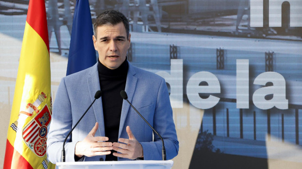 GRAF3230. FERROL (A CORUÑA), 16/12/2023.- El presidente del Gobierno, Pedro Sánchez, durante su visita este sábado a las instalaciones del astillero Navantia Ferrol, donde asistió al corte de la primera chapa de la fragata F112 y al acto de inicio de construcción de la nueva fábrica digital de bloques. EFE/ Kiko Delgado