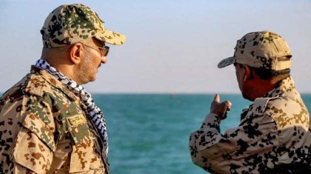 Militares yemeníes señalan el Mar Rojo