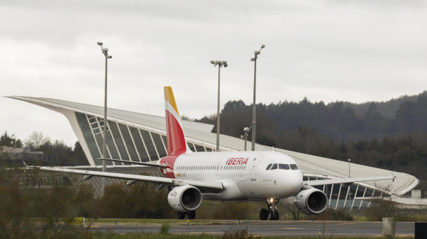 Un avión de Iberia se dirige a la pista de despegue en el Aeropuerto de Bilbao en Loiu