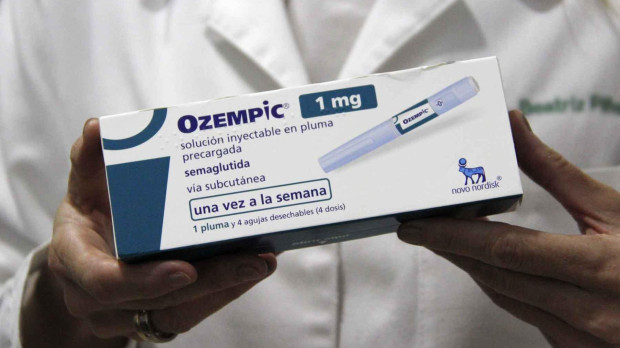 Caja de Ozempic sujetada por un farmacéutico