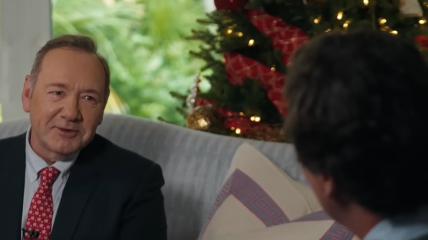 Kevin Spacey visita a Tucker Carlson en su programa de entrevistas de YouTube