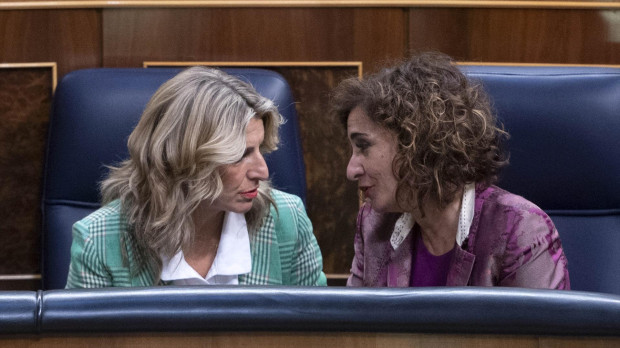 La ministra de Trabajo, Yolanda Díaz, y la de Hacienda, María Jesús Montero, en el Congreso.