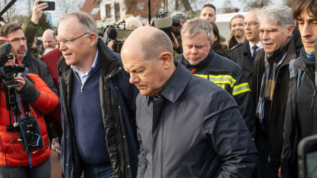 El canciller alemán Olaf Scholz durante un recorrido por las zonas inundadas en el oeste de Alemania