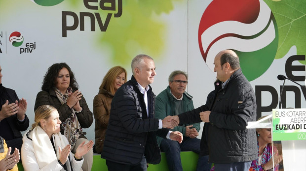 El Lehendakari, Iñigo Urkullu (i), y el presidente del EBB del PNV, Andoni Ortuzar (d), durante un acto político en el 120 aniversario del fallecimiento de Sabino Arana