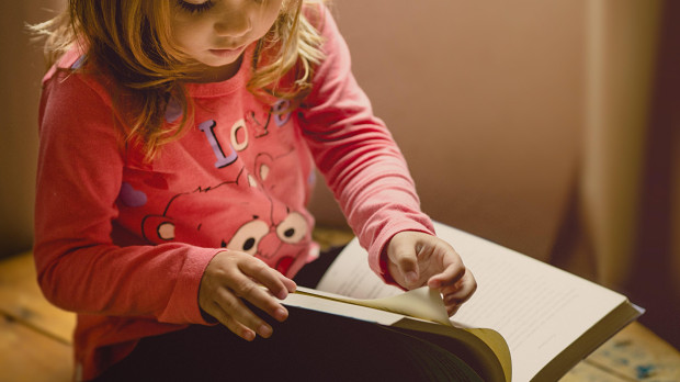 Una niña leyendo un libro