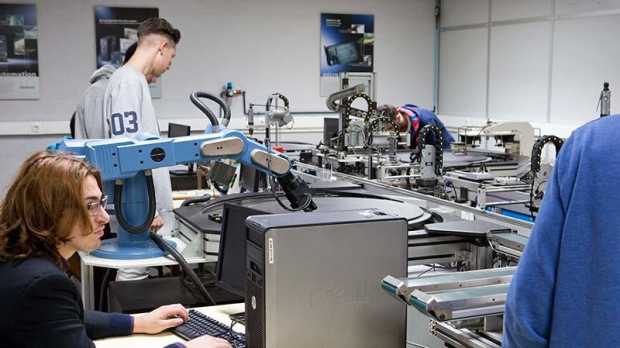 Alumnos del grado Superior Automatización y Robótica Industrial