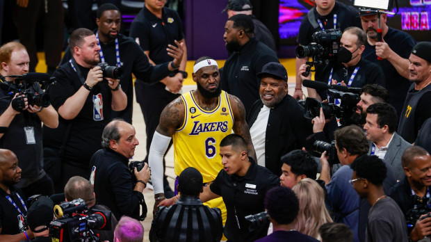 LeBron James, rodeado de cámaras en un partido de la NBA
