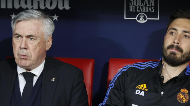 Davide, a la derecha de la imagen, junto a su padre Carlo en el banquillo