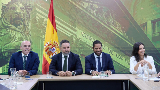 Jorge Buxadé, Santiago Abascal, Ignacio Garriga y Pepa Millán, en la sede de Vox