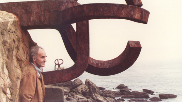 Eduardo Chillida junto a 'Peine del viento XV'