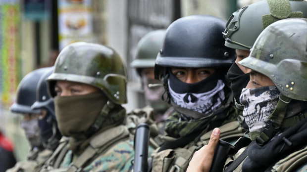 Soldados que respaldan a las fuerzas policiales hacen guardia frente a la prisión El Inca en Quito
