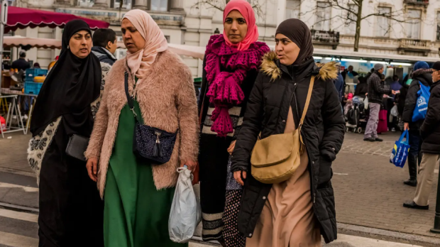 Mujeres musulmanas hacen la compra en Molenbeek, Bruselas