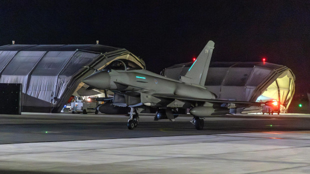 Eurofighter Typhoon británico durante el ataque contra posiciones hutíes del Yemen