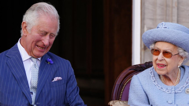 La Reina Isabel II junto a su hijo, el actual Rey de Inglaterra, Carlos III