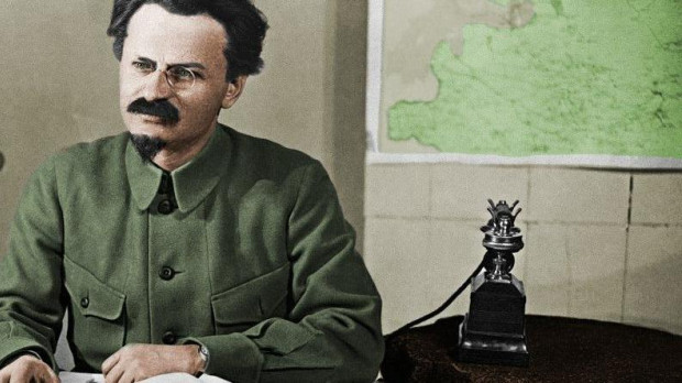 Foto coloreada de Trotsky en su despacho, 1920