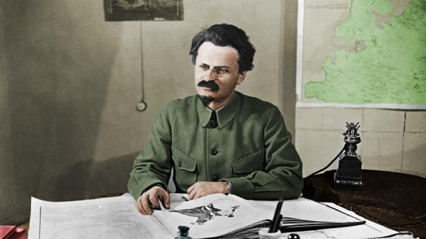 Foto coloreada de Trotsky en su despacho, 1920