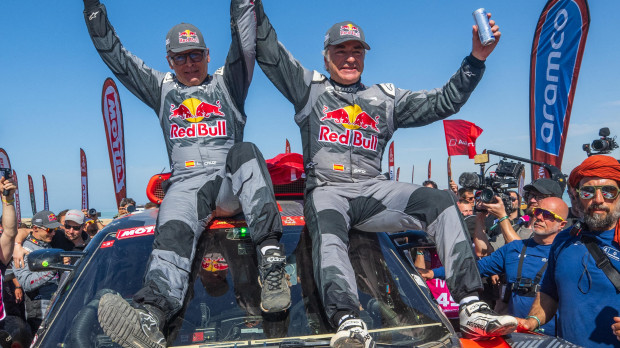 Carlos Sainz y Lucas Cruz celebrando la victoria en el Dakar 2024 tras cruzar la meta