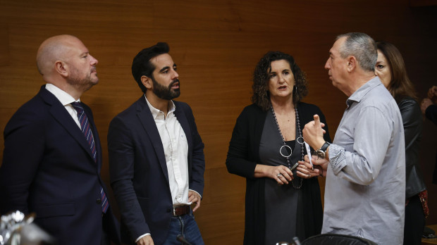 Los portavoces del PSPV-PSOE y Compromís en las Cortes Valencianas, José Muñoz y Joan Baldoví, en el Parlamento regional