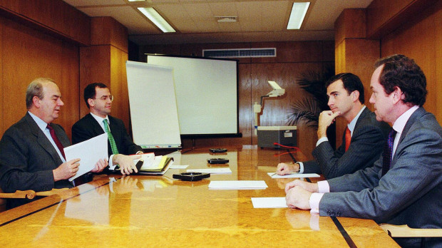 El entonces Príncipe de Asturias, Felipe de Borbón, asiste a una sesión de trabajo en 2000 la Representación Permanente de España ante la UE en Bruselas.En la foto,el Príncipe con el Representante Permanente, el Embajador Francisco Javier Conde de Saro,(i), el consejero Asuntos Exteriores y Jefe del Gabinete del Embajador, Camilo Villarino,(2i),y el Jefe de la Secretaría de don Felipe, Jaime Alfonsín.