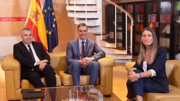 El secretario de Organización del Partido Socialista, Santos Cerdán y el presidente del Gobierno en funciones, Pedro Sánchez, reciben a la diputada de Junts, Miriam Nogueras