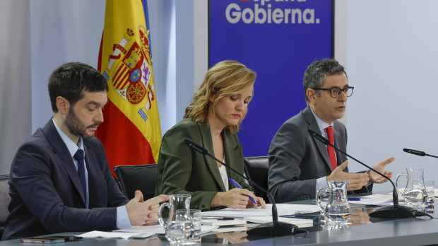 Los ministros de Derechos Sociales y de Justicia, flanqueando a la portavoz