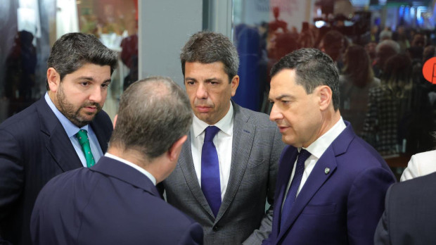 López Miras, Mazón y Moreno conversan con Page en Fitur