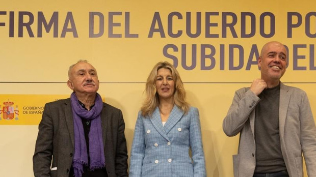 La vicepresidenta segunda del Gobierno y ministra de Trabajo y Economía Social, Yolanda Díaz (c), junto a los secretarios generales de CCOO, Unai Sordo (d), y de UGT, Pepe Álvarez (i), durante la firma del acuerdo para la subida del 5% del Salario Mínimo Interprofesional (SMI), a 17 de enero de 2024, en Madrid (España). La Mesa de Diálogo Social firma hoy un acuerdo para subir el salario mínimo interprofesional (SMI) un 5%, hasta los 1.134 euros al mes por catorce pagas, con efectos retroactivos desde el pasado 1 de enero de 2024. El Departamento que dirige Yolanda Díaz estima que este incremento del SMI beneficiará a más de 2,5 millones de personas, de las que un tercio serán mujeres y jóvenes. 17 ENERO 2024;ECONOMÍA;TRABAJO;SALARIO;SUELDO;MÍNIMO;JÓVENES;MUJERES Eduardo Parra / Europa Press 17/1/2024