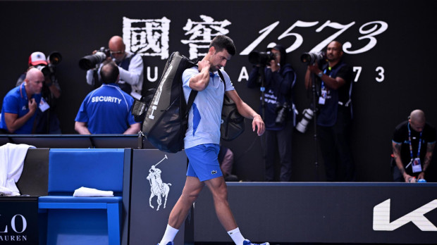 Novak Djokovic abandona pensativo la Rod Laver Arena tras perder la semifinal ante Sinner