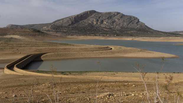Vista del antiguo puente en el embalse de Guadalteba que han emergido al bajar drásticamente el nivel debido a la falta de lluvias. El Consejo de Gobierno de la Junta de Andalucía ha dado luz verde hoy lunes al cuarto Decreto de Sequía de la comunidad que, dotado con 217,8 millones de euros