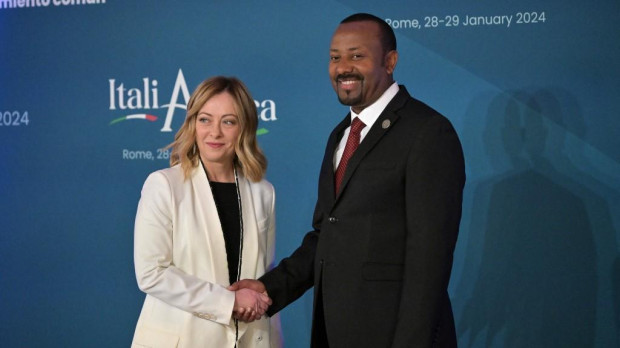 La Primera Ministra italiana, Giorgia Meloni, da la bienvenida al Primer Ministro etíope, Abiy Ahmed Ali, a su llegada a la conferencia internacional Italia-África