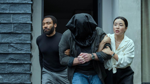 Donald Glover y Maya Erskine en Mr. & Mrs. Smith