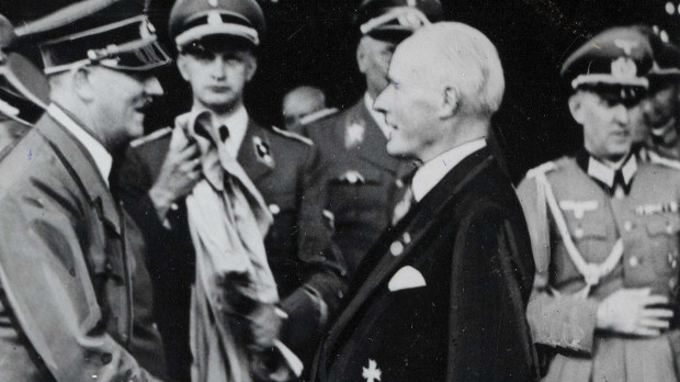 Gustav Krupp recibe la Insignia de Oro del NSDAP de manos de Adolf Hitler en la ciudad alemana de Essen, 1940