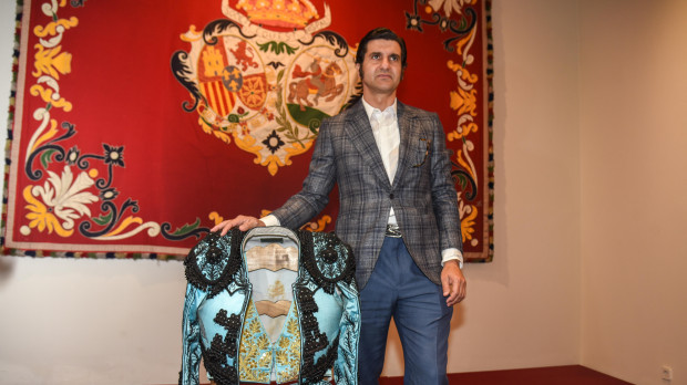 El torero Morante de la Puebla durante la donación del traje de luces con el que corto el rabo al toro " Ligerito " al museo de la Maestranza de Sevilla