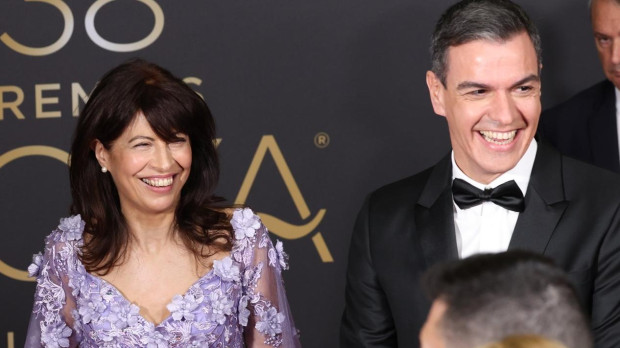 La ministra de Igualdad, Ana Redondo, y el presidente del Gobierno, Pedro Sánchez