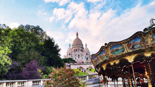 Imagen de Montmartre, con la iglesia del Sagrado Corazón al fondo, en París
