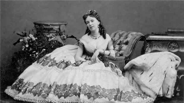 Cora Pearl hacia 1860 por Eugène Disdéri. Colección del Museo del Teatro de Viena