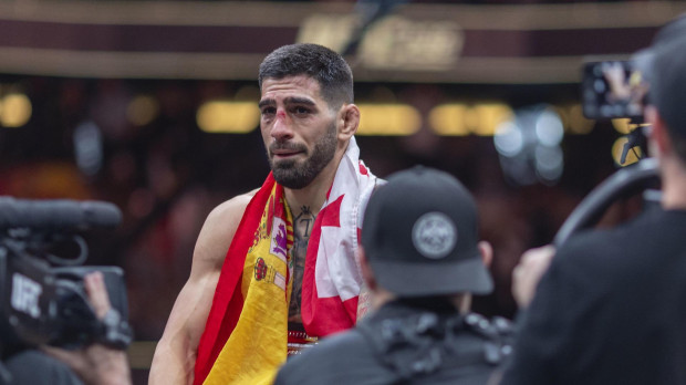 El luchador hispanogeorgiano Ilia Topuria celebra su victoria contra el australiano Alexander Volkanovski
