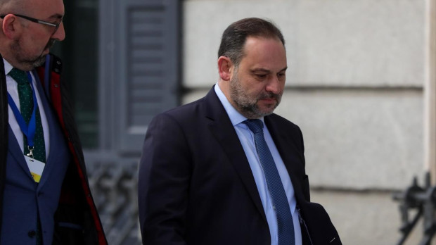 El exministro de Fomento en funciones, José Luis Ábalos (dech), y Koldo García Izaguirre (izq), a su llegada al Congreso en el día de la segunda sesión de votación para la investidura del candidato socialista a la Presidencia del Gobierno en la XIV Legislatura, en Madrid (España), a 7 de enero de 2020. 07 enero 2020, VOTACICÓN, INVESTIDURA, SÁNCHEZ, ERC, PSOE, CONGRESO. Jesús Hellín / Europa Press (Foto de ARCHIVO) 07/1/2020