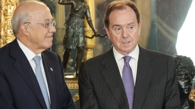 Jaime Alfonsin con el secretario general de la Casa del Rey, Domingo Martínez Palomo, en el Palacio Real