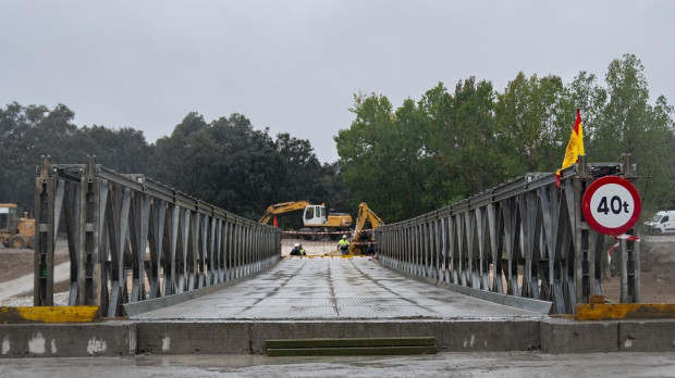 El puente "Mabey" construido por el ejército en Aldea del Fresno