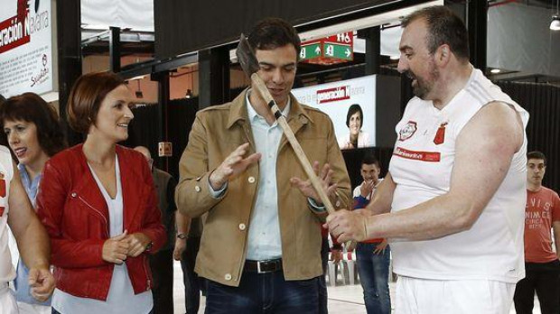 María Chivite, Pedro Sánchez y Koldo García en la celebración del Día de la Rosa, en Pamplona, 2015