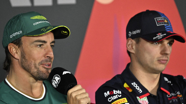 Fernando Alonso junto a Max Verstappen en la primera rueda de prensa de la temporada