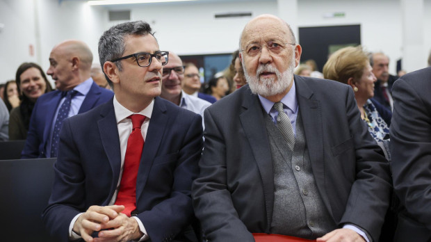 El ministro de la Presidencia, Justicia y Relaciones con las Cortes, Félix Bolaños (i), y el presidente de Centro de Investigaciones Sociológicas, José Félix Tezanos, participan en la entrega del premio 50 Años de Sistema