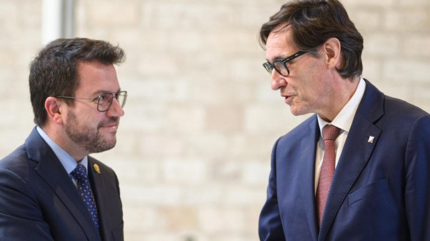 El presidente de la Generalitat, Pere Aragonès (i), y el primer secretario del PSC, Salvador Illa (d), a su llegada a la firma del acuerdo de presupuestos