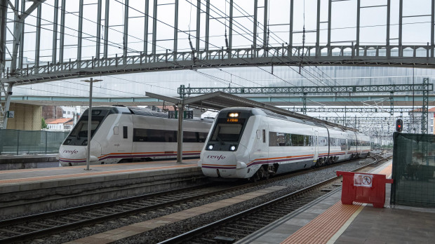 Trenes de cercanías parados en las vías de la estación de trenes, a 24 de agosto de 2022, en Santiago de Compostela, A Coruña, Galicia, (España). Los usuarios de Renfe en Galicia pueden adquirir desde hoy los abonos gratuitos. El Gobierno estima que la gratuidad de los trenes de Cercanías y Media Distancia, así como los descuentos del 50% en los Avant y en algunos AVE reportará un ahorro de hasta 1.000 euros por familia entre septiembre y diciembre, y asegura que unas 300.000 personas se han registrado. 24 AGOSTO 2022;TRANSPORTE;TRANSPORTE PÚBLICO;CERCANÍAS;MEDIA DISTANCIA;LIMPIEZA;CONTRATA;ANDEN; César Arxina / Europa Press (Foto de ARCHIVO) 24/8/2022