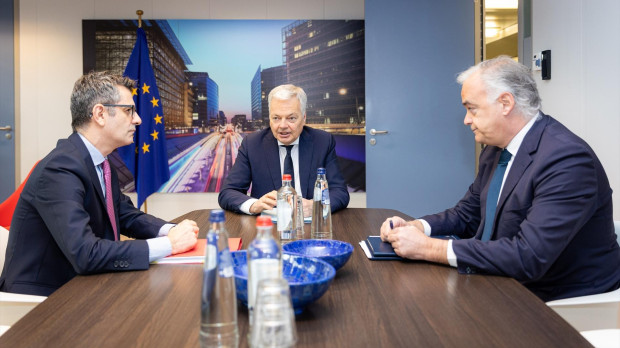 (I-D) El ministro de Presidencia, Justicia y Relaciones con las Cortes, Félix Bolaños; el comisario de Justicia de la Unión Europea, Didier Reynders, y vicesecretario de Institucional del PP, Esteban González Pons, durante una reunión para desbloquear la renovación del Consejo General del Poder Judicial (CGPJ), en el Parlamento Europeo, a 31 de enero de 2024, en Bruselas (Bélgica). Reynders ha citado a Bolaños y González Pons en una reunión para tratar de desbloquear la renovación del Consejo General del Poder Judicial (CGPJ), cuyo mandato caducó a finales de 2018. El Ejecutivo comunitario ha insistido en repetidas ocasiones las recomendaciones para renovar con carácter de urgencia el órgano de gobierno de los jueces y abordar una reforma del sistema de elección de los vocales para alinearlo con los estándares europeos y garantizar así que los jueces sean elegidos por sus pares. 31 ENERO 2024;CGPJ;EUROPA;UNIÓN EUROPEA;JUSTICIA;JUECES Comisión Europea (Foto de ARCHIVO) 31/1/2024
