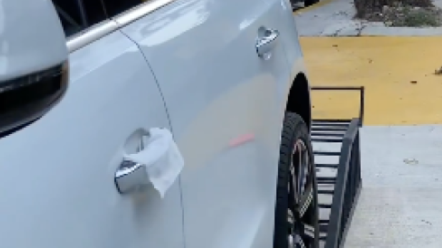Una servilleta en el tirador es una señal muy clara