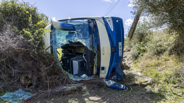 El autocar que se ha salido de la carretera y ha volcado en una carretera de Mallorca