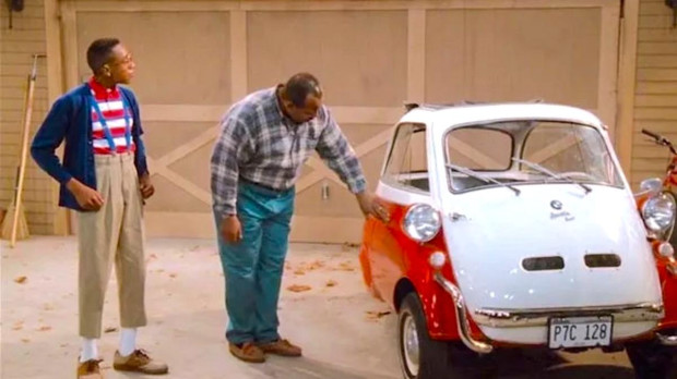 Steve Urkel junto a su mítico Isetta